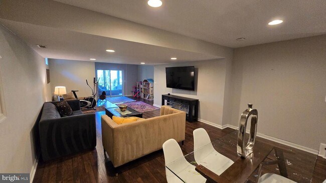 Building Photo - 47400 River Crest St