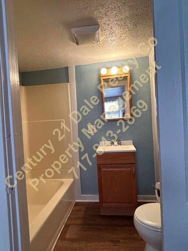Building Photo - Large 2 Bedroom Apartment in Eastern Schoo...
