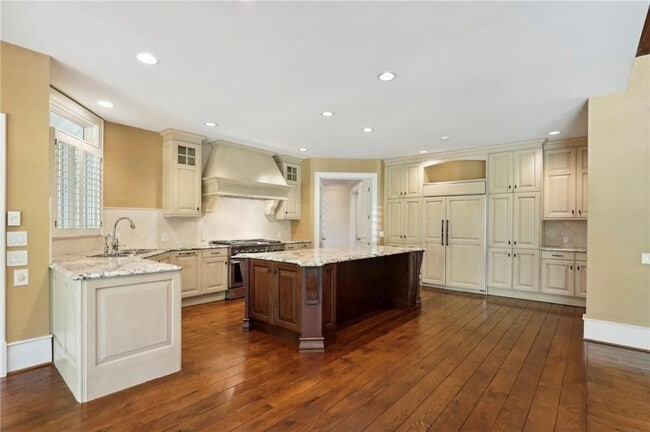 Building Photo - 1965 W Wesley Rd NW