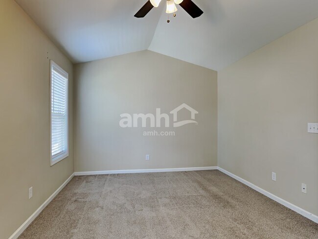 Building Photo - 152 Town Park Dr