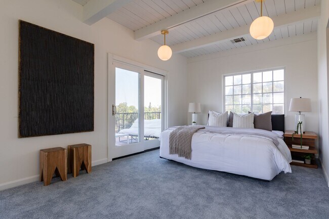 Building Photo - Beautiful Hollywood Hills Home For Lease!