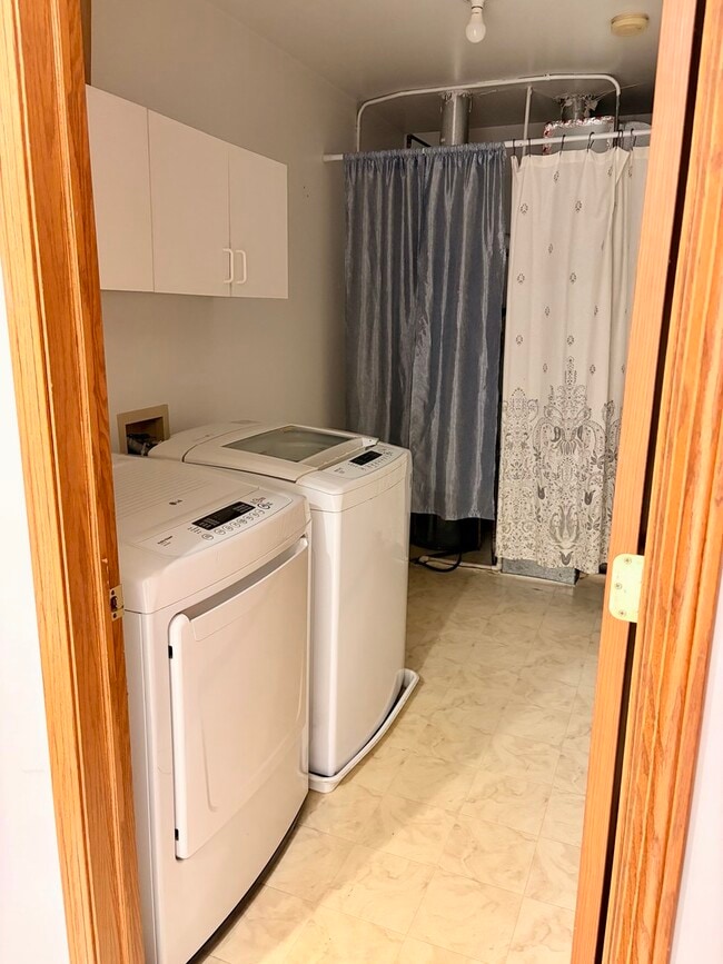 Building Photo - 10956 S 76th Ave