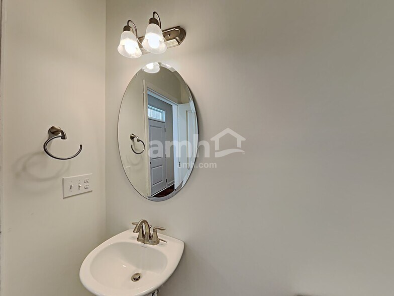 Building Photo - 2125 Laurel Vlg Cir