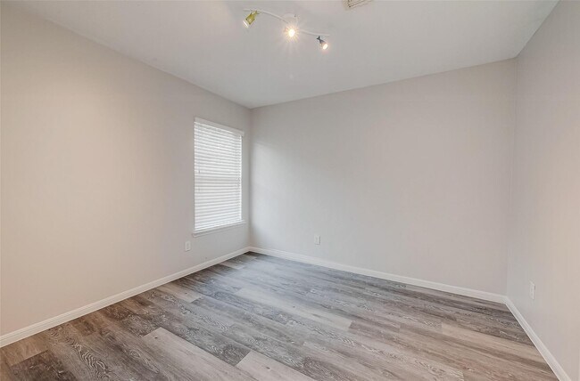 Building Photo - 1807 Hidden Breeze Dr