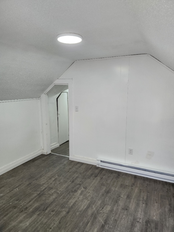 Building Photo - 302 Laurel Hill Ave