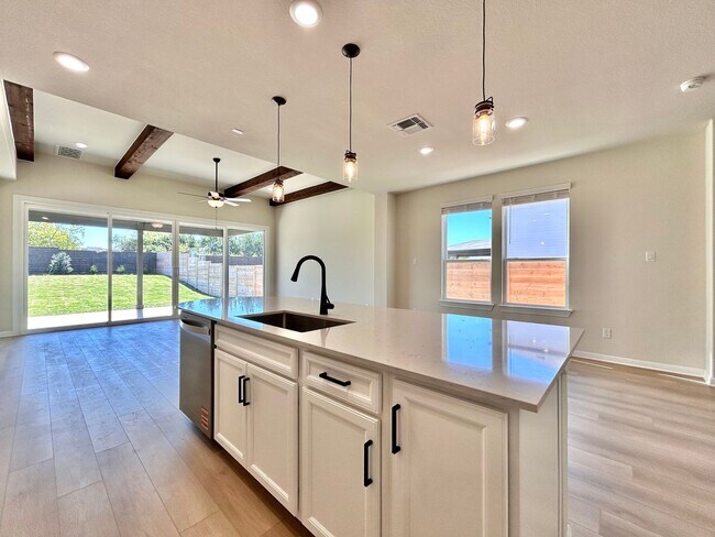 Building Photo - Spacious 4/BR 3/BA Home with Modern Upgrades in Leander