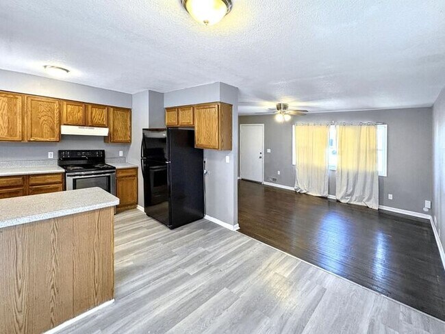 Building Photo - Spacious 4-Bedroom Home in a Prime Locatio...