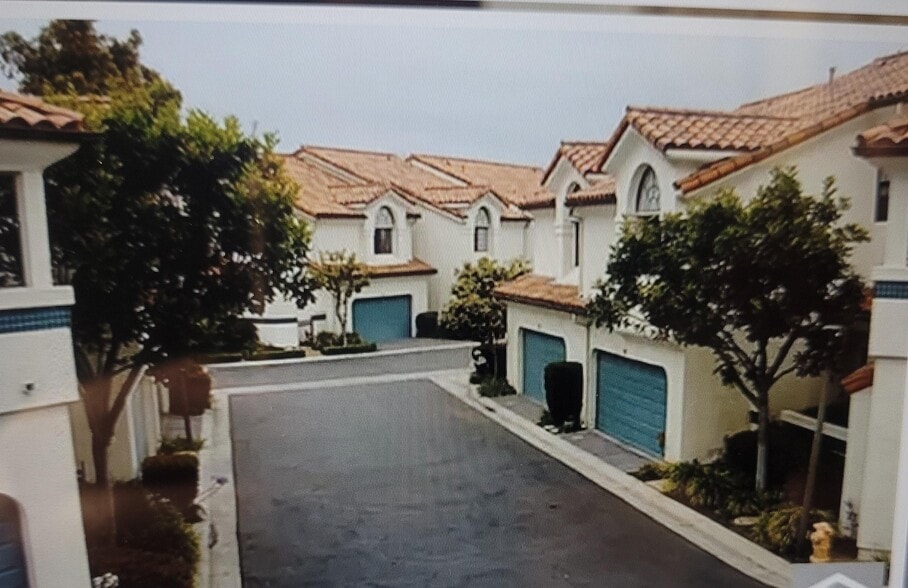 Gated Community - 890 Castle Way Ct