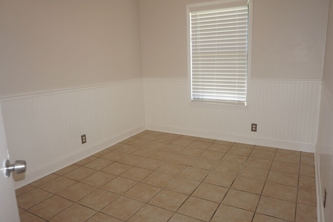 Building Photo - 3 Bedroom 2 Bathroom Corner lot home