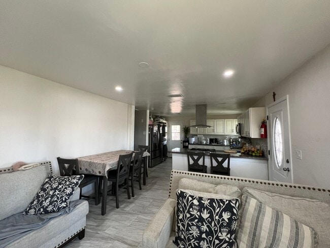 Building Photo - Beautiful 3 Bedroom 1 Bathroom House with Fenced and Landscaped Yard with All Utilities Included