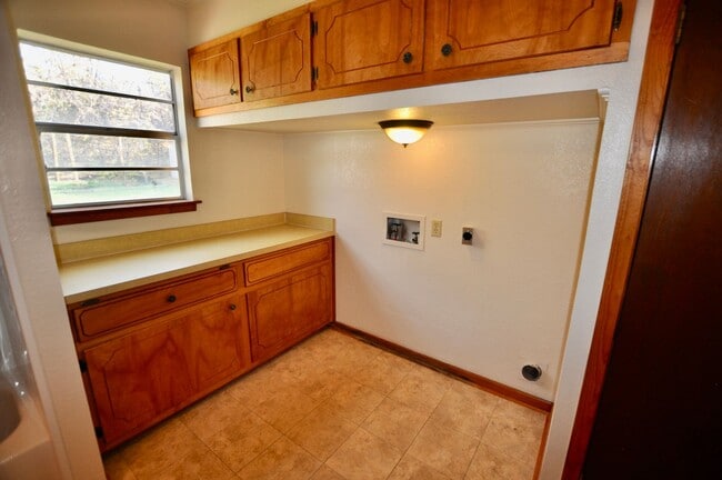 Building Photo - FOR LEASE! Nice 5 BR - 3 Bath - 2,600+ sf ...