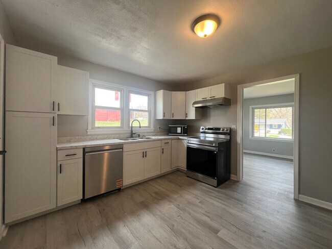 Building Photo - Newly renovated 3 bed and 1 bath house near ETSU and VA