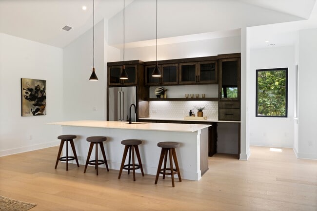 Building Photo - 2504 Bluffview Dr