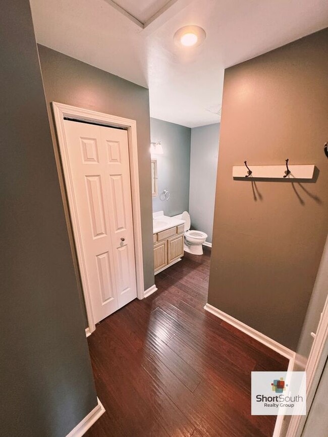Building Photo - Wealthy St 4 bed 2 bath Single Family Home