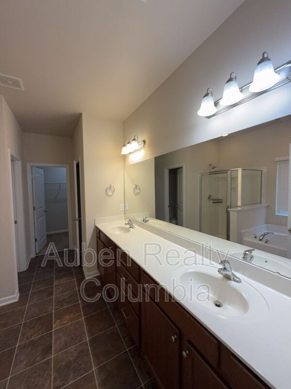 Building Photo - 204 Ashmore Ln