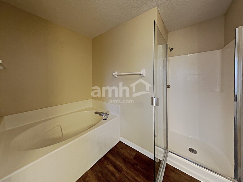 Building Photo - 660 Winding Lake Dr