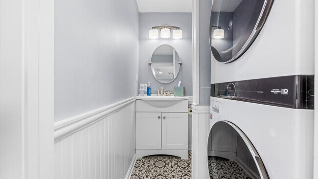 Building Photo - 816 St James Pl