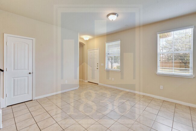 Building Photo - 2880 Donnell Dr