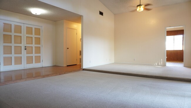 Building Photo - Single-Family Home in a Prime Location.