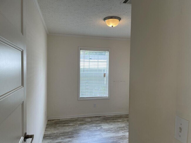 Building Photo - 3150 NE 36th Pl