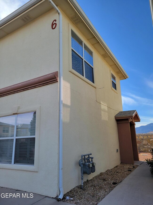 Building Photo - 10051 Railroad Dr