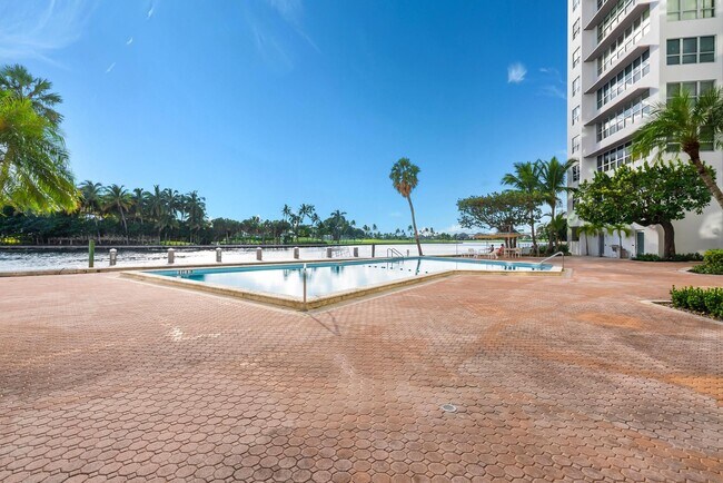 Building Photo - 9102 W Bay Harbor Dr