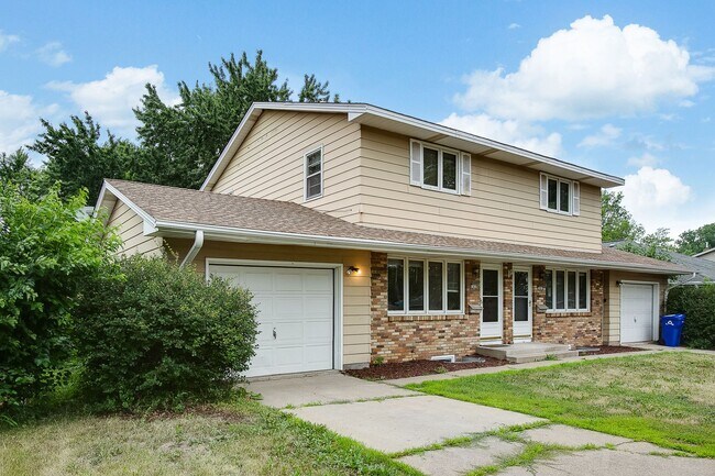 Building Photo - Updated 3 Bedroom Duplex in Battle Creek