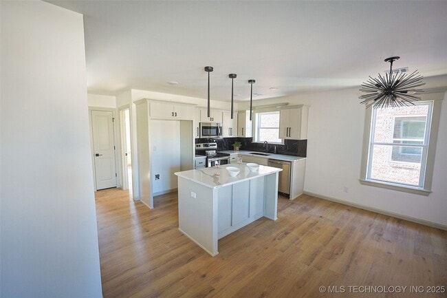 Building Photo - 108 W 2nd St