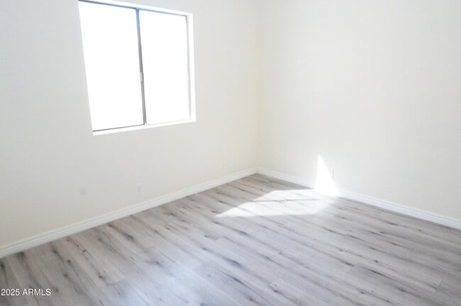 Building Photo - 4024 E Hiddenview Dr