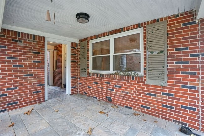 Building Photo - 350 Converse St