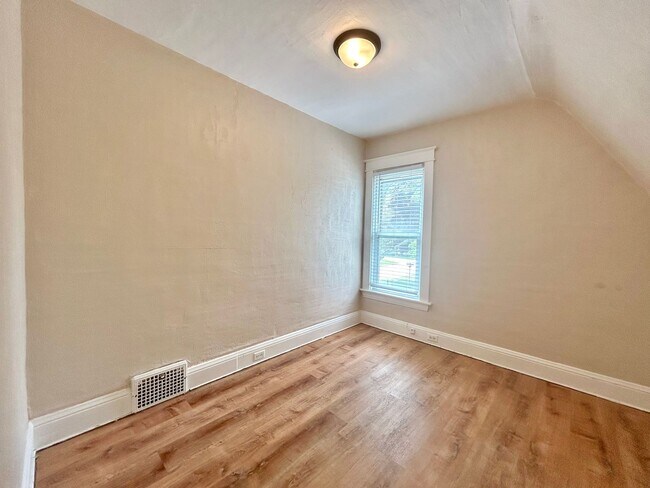 Building Photo - 2550 Crozier Ave