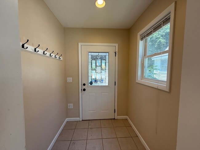 Building Photo - Charming 3 Bedroom, 1 Bath Home in the Swa...