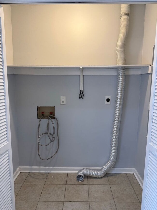 Building Photo - 2 bedroom 2 bath duplex