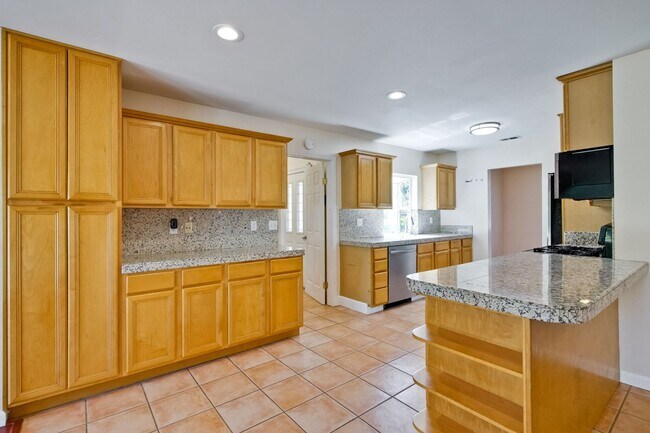 Building Photo - Large single family 4 Bed, 2 1/2 Bath Home...