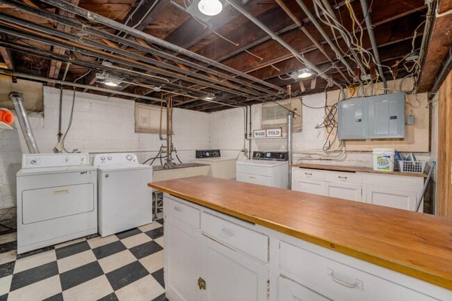 Building Photo - 2078 St Clair Ave