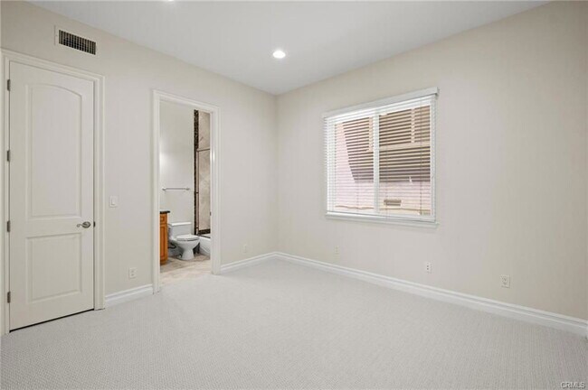 Building Photo - 711 N Paulina Ave