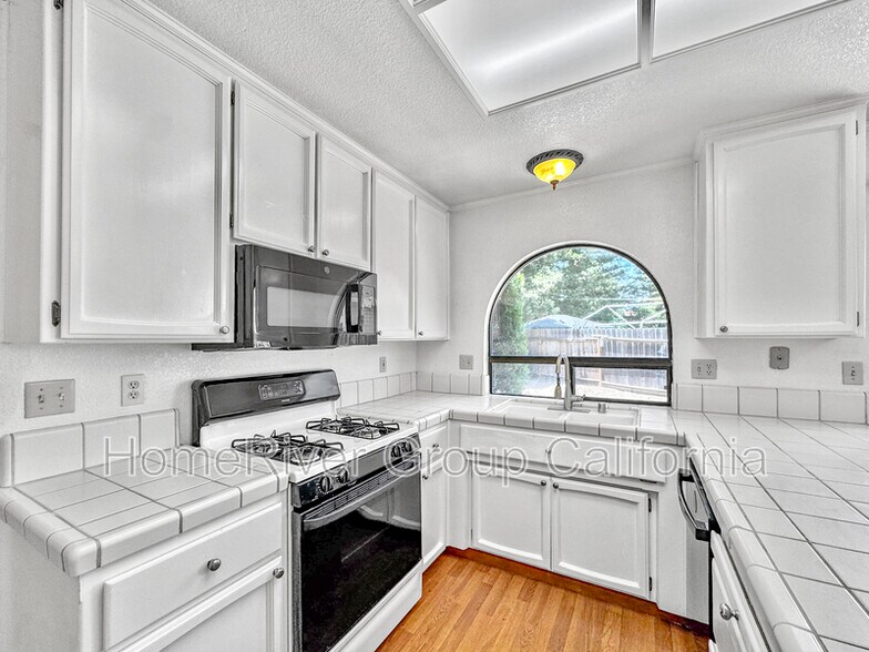 Building Photo - 8215 Bluehaven Ct