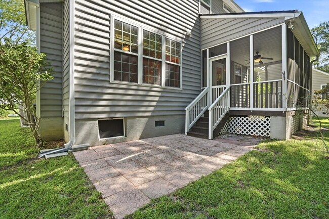 Building Photo - "Exquisite 4-Bed Sanctuary with Cozy Fireplace & Spacious 2,204 Square Foot Layout on Willoughby ...