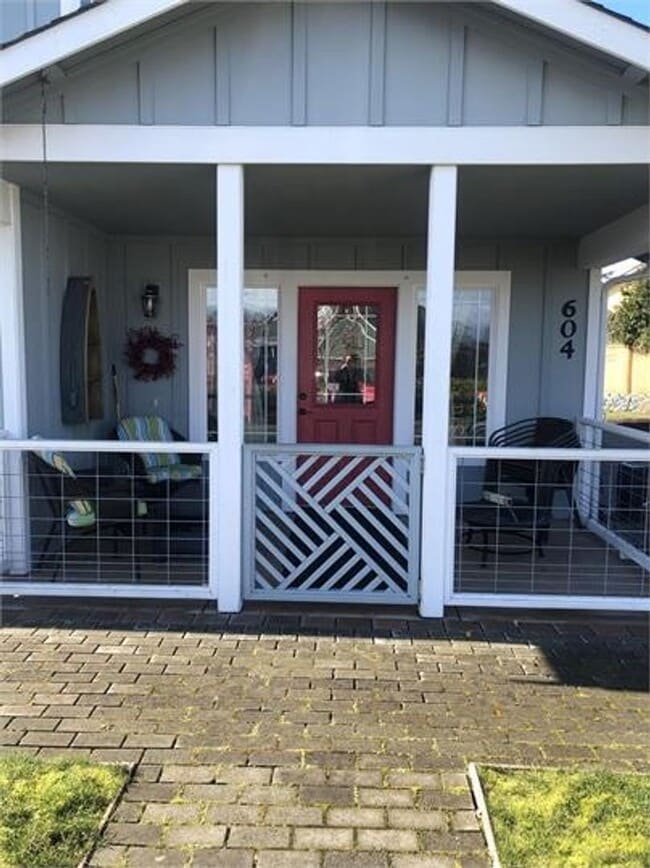 Building Photo - ***PENDING APPLICATION***Location! Location! Your fully furnished Cairn Cottage is located in Cou...