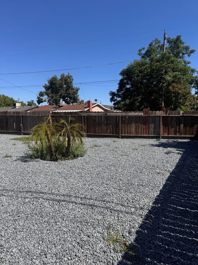 Building Photo - Newly Remodeled 2 Bedroom, 2 Bath Back House