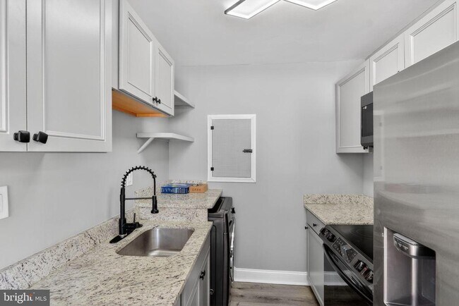 Building Photo - 146 Joliet St