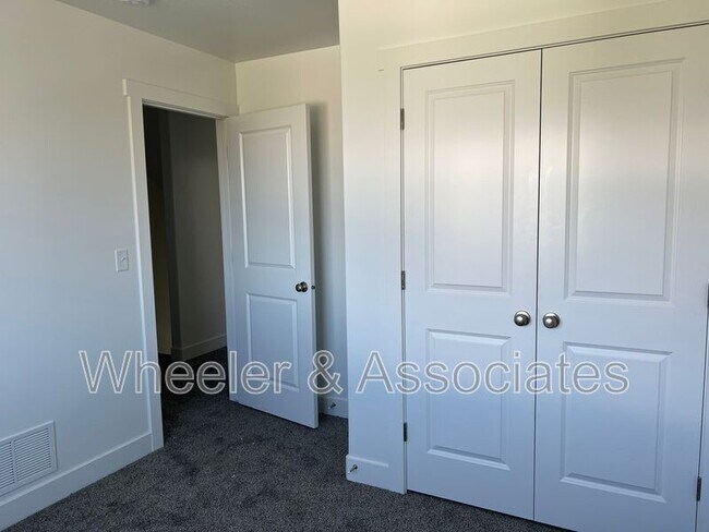 Building Photo - 318 38th St