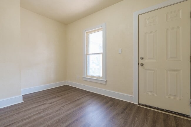 Building Photo - MOVE IN READY 4 Bedroom in Chesapeake!