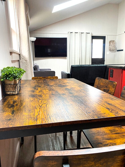 Building Photo - 254 W Main St