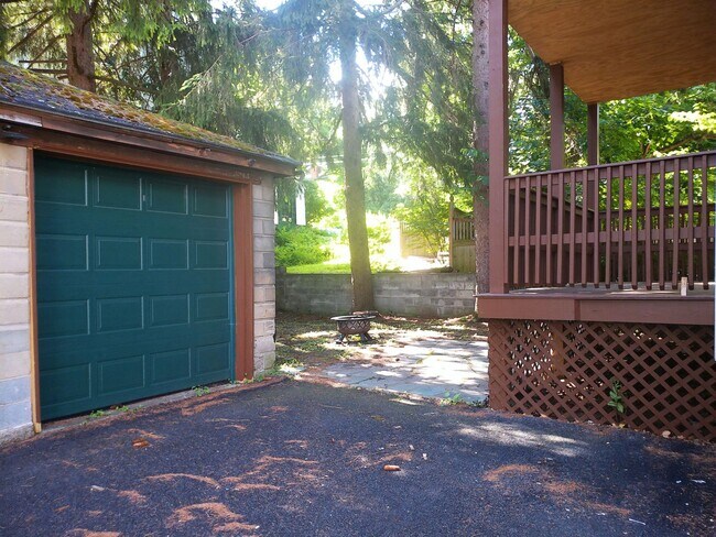 Building Photo - 689 Allen St