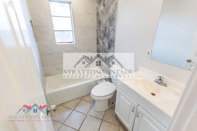 Building Photo - 5142 N 18th Pl