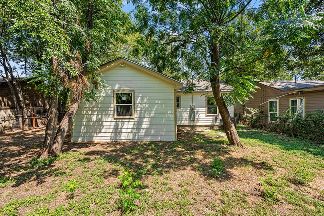 Building Photo - 906 Attas Ave