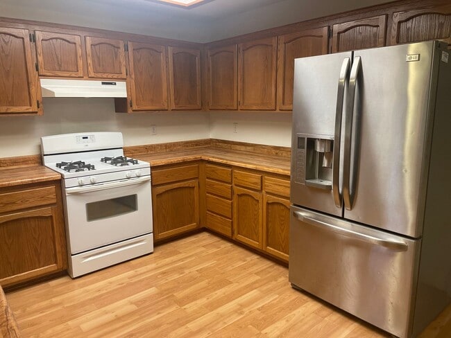Building Photo - Spacious Clinton Home with New Upgrades!
