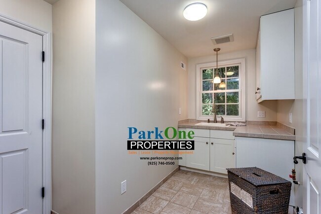 Building Photo - Amazing Moraga Home with incredible lot!