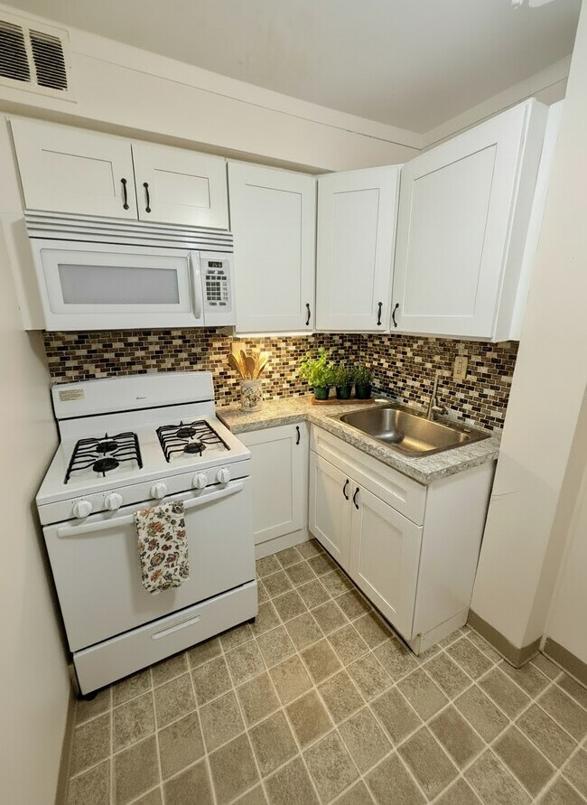 Building Photo - 8921-25 Frankford Ave